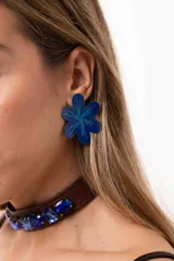 Aro en forma de flor de color azul intenso, con diseño central de glitter brillante.