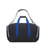 Bolso deportivo tipo duffel bag, color negro, con asas de mano azules y correa ajustable para hombro. Presenta un panel frontal con textura de monograma NBA y detalles laterales en blanco y azul. Incluye compartimento para calzado.