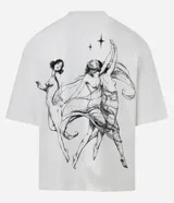 Remera boxy de algodón color crudo, con cuello redondo y mangas cortas. Estampa frontal con la frase "l'ami du contraire" y estampa trasera de figuras estilo art noveau.