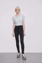 Calza de jean azul oscuro, corte skinny y tiro alto.