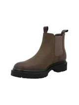Botín Chelsea para hombre, color marrón, con paneles elásticos laterales y suela de goma negra con relieve. Cuenta con tiradores en la parte superior delantera y trasera. Fabricado con tecnología Waterproof.