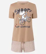 Conjunto de pijama compuesto por una remera de manga corta color beige con estampado frontal de Snoopy y un short a cuadros vichy con cintura elástica.