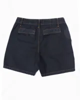 Bermuda de jean negra con dos bolsillos frontales tipo parche, costuras a contratono color ocre y botón de cobre.