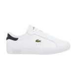 Championes Lacoste modelo Powercourt de diseño minimalista, color blanco con detalle en contraste negro en el talón y logo de cocodrilo bordado en el lateral.
