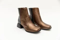 Botas cortas de cuero negro, con punta cuadrada y cierre lateral.