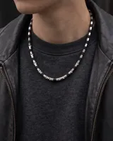Collar de acero con cuentas cilíndricas plateadas intercaladas con detalles negros de caucho.
