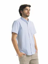 Camisa celeste y blanca a cuadros, de manga corta y corte clásico.