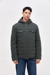 Campera de gabardina capitoneada color verde oscuro, con capucha fija, cierre frontal, bolsillos en el pecho con solapa y bolsillos laterales con cierre.