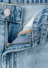 Short de denim tiro bajo en color celeste claro, de corte recto y con terminación deshilachada en las perneras.