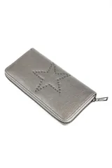 Billetera rectangular con cierre perimetral, color gris metalizado, con diseño de estrella formado por tachas metálicas pequeñas en la cara frontal.