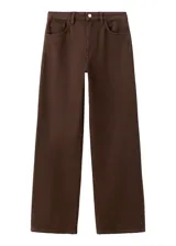 Jeans de corte recto y tiro medio color marrón, con diseño clásico de cinco bolsillos y cierre frontal con botón y cremallera.