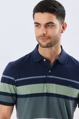Remera polo de manga corta con diseño de franjas horizontales en tonos azul, salmón, celeste y beige. Cuenta con cuello clásico y cierre frontal de dos botones.