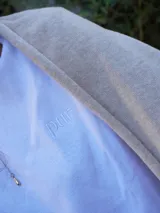 Remera de manga larga en color blanco, con cuello redondo y corte clásico. Presenta un diseño minimalista con un pequeño logo bordado en el pecho.