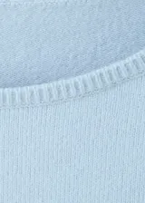 Jersey de punto medio color celeste, con diseño recto, cuello barco y manga larga.