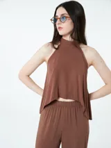 Top marrón con cuello alto y corte holgado.
