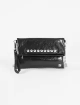 Sobre color bordó con acabado brillante, solapa frontal decorada con una hilera de tachas plateadas. Incluye una correa de mano de PU y una cadena metálica removible para usar como bandolera.