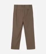 Pantalón de vestir masculino con corte recto y diseño sastre. Presenta cintura con pasantes, cierre tradicional y bolsillos laterales. Confeccionado en tejido de poliéster con un toque de elastano para mayor comodidad.