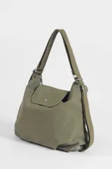 Bolso tipo hobo y mochila convertible color verde militar, confeccionado en tela de poliéster, con solapa frontal con botón a presión y correas ajustables de cinta.