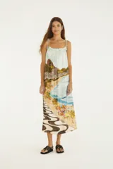Vestido largo de viscosa con estampado posicional de paisaje carioca, escote fruncido con volado, tirantes finos con borlas y espalda descubierta.
