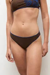Bombacha de bikini azul con bordados decorativos en los bordes y tirantes finos ajustables en los laterales.