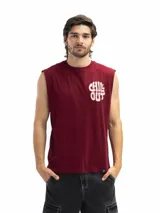 Musculosa de corte oversized color bordó, con cuello redondo y estampa frontal con la frase 'CHILL OUT' en color rosado claro.