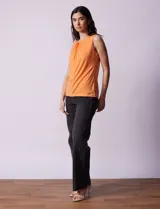 Musculosa negra de poliéster y elastano, con cuello redondo con frunces delanteros y abertura con botón en la espalda.