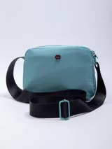 Bandolera rectangular color celeste, confeccionada en nylon reciclado con capitoneado ondulado. Cuenta con un bolsillo externo, uno interno y una correa regulable negra.