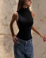 Body de cuello alto y diseño sin mangas, confeccionado en tela elastizada que se ajusta al cuerpo. Presenta un calce al cuerpo con espalda cerrada.