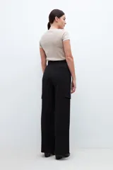 Pantalón cargo negro de corte palazzo, con pinzas en la cintura, bolsillos laterales tipo cargo y bolsillos traseros.