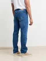 Pantalón de jean de corte recto, color azul.