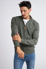 Campera tejida de punto en color verde militar, con cierre frontal completo, cuello elevado y ajuste regular. Presenta un diseño texturizado con logo bordado en el pecho y puños acanalados.