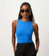 Body básico color rojo, con cuello halter, sin mangas y confeccionado en poliamida. Tiene forro en el busto.