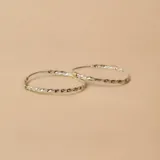 Aros tipo argolla de diseño torneado, elaborados en plata 925 con detalles en oro.