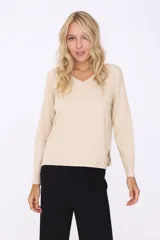 Sweater negro de escote en V con terminación de contorno marcado en color crudo.