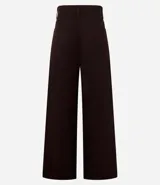 Pantalón wide leg color crudo confeccionado en sarga con pespuntes contrastantes, cintura alta con trabillas, cierre por botón y cremallera, bolsillos delanteros y traseros.