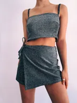 Short pollera blanco con lazo lateral.