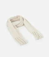 Bufanda de punto suave en color beige, con diseño de doble faz y terminaciones con flecos en los extremos.