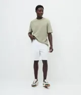 Bermuda slim de sarga color beige, con cintura con trabilla, cierre tradicional y bolsillos laterales.