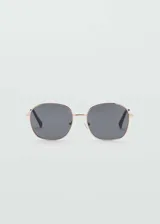 Lentes de sol con diseño cuadrado y montura metálica dorada, con cristales oscuros.