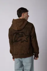 Buzo canguro oversize con efecto lavado desgastado, confeccionado en friza pesada. Presenta diseño con recortes, capucha amplia y puños y ruedo acanalados.