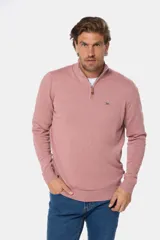 Buzo de tejido fino en hilo de algodón, color rosado, con cuello alto y cierre frontal parcial con detalle en cuero. Presenta puños y ruedo acanalados y un pequeño logo bordado en el pecho.