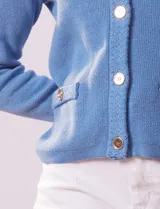 Cardigan tejido color blanco, marca Ninety. Escote a la base y abertura central con botones metálicos dorados. Delantera con bolsillos simulados con botón dorado.