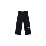 Pantalón sastrero azul marino de corte recto y holgado, con bolsillos laterales y estampa gráfica blanca en la pierna izquierda.