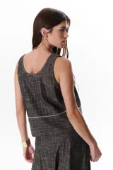 Musculosa azul con estampado a cuadros blancos, de lino.