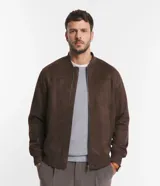 Chaqueta bomber de gamuza sintética color marrón, con cierre frontal metálico y cuello, puños y dobladillo en rib elástico.