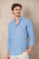 Camisa de lino color beige con cuello mao, corte slim fit y mangas 3/4 con botón para sujetar.
