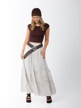 Falda larga de estilo campesino color crudo, confeccionada en algodón italiano con apliques florales al tono. Tiene cintura elastizada y cinto de rafia elastizado desmontable.