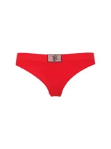 Tanga roja con tiro bajo y cintura con ribete de terciopelo. Cuenta con un parche distintivo con logo y pedrería brillante en la parte frontal y diseño sin cobertura trasera.