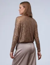 Blusa de fiesta color borgoña, marca Ninety, confeccionada en microtul bordado con lentejuelas. Tiene escote en V cruzado, ruedo elastizado y forro interno a tono.