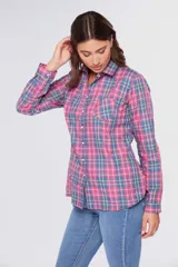 Camisa de manga larga con diseño de cuadros en tonos de rosa, azul y amarillo, con cuello camisero y corte slim fit.